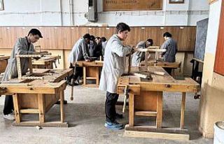 Meslek lisesi öğrencilerinin el emeği ürünleri...