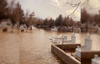Mezarlık sular altında kaldı