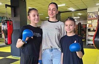 Milli sporcu Kızılaslan, minik karatecilerle bir...