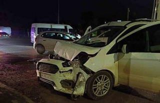 Minibüs ile hafif ticari araç çarpıştı: 1 yaralı