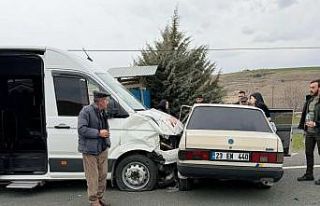 Minibüs ile Tofaş çarpıştı: 4 yaralı