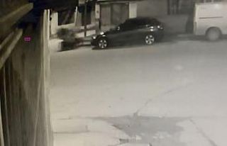 Motosiklet önce yayaya ardından duvara çarptı:...