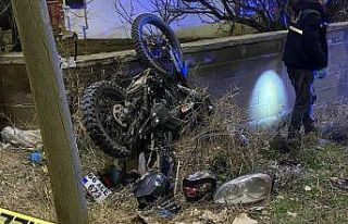 Motosiklet otomobille kafa kafaya çarpıştı: 1...