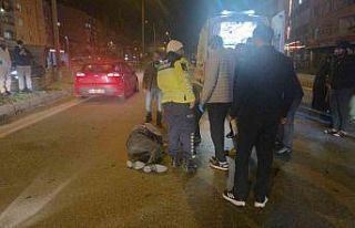 Motosiklet yayaya çarptı: 2 yaralı