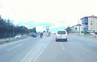 Motosiklete çarpmamak için direksiyonu kırdı,...