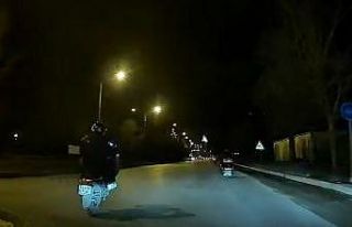 Motosikletinin önünü kaldırarak seyreden sürücü...