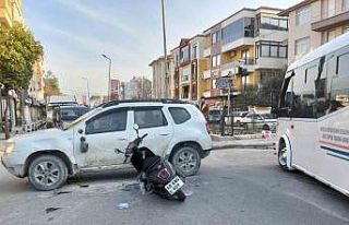 Motosikletle otomobil çarpıştı: 1 yaralı