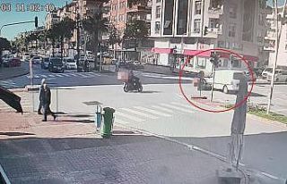 Motosikletli kamyonetin altında kalmaktan son anda...