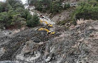 Muğla Büyükşehir ekiplerinden yaşanan heyelana...