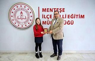 Muğlalı Azra, İstiklal Marşı’nı Güzel Okuma...