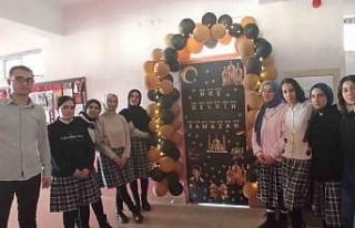 Muradiye’de Ramazan coşkusu kapılara yansıdı