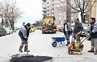 Muratpaşa’da yollar onarılıyor