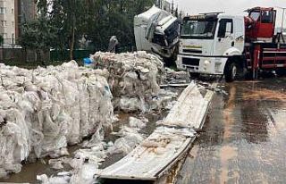 Naylon atık yüklü tır bariyerlere çarptı, otoyol...