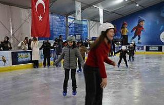 Nevşehir’de mobil buz pateni pisti hizmete açıldı