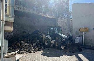 Niğde Kalesi’nde istinat duvarı çöktü