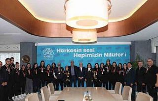 Nilüfer’in şampiyon kızları kupaları Başkan...