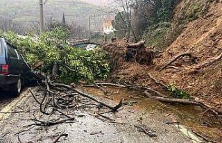 Ödemiş’te heyelan: Göçük altında kalan araç...
