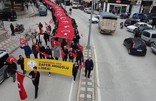 Öğrenciler 100 metrelik Türk bayrağıyla yürüdü