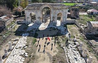 Öğrenciler Anvarza’da zeybek oynadı