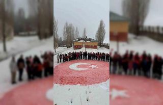 Öğrenciler kardan Türk bayrağı yaptı