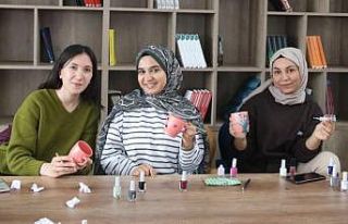 Öğrenciler kupa boyama etkinliğinde bir araya geldi