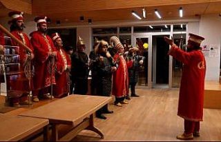 Öğrenciler marşla girdi, mehterle karşılandı