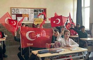 Öğrencilerin okul heyecanı ay yıldızlı Türk...