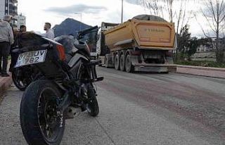 Okul dönüşü kamyon ile çarpışan motosikletteki...