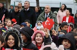 Okula gelen öğrenciler Türk bayraklarıyla karşılandı