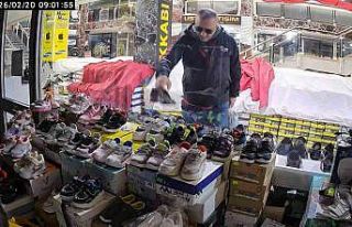 Önce beğendi ardından poşete koyup çaldı