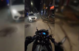 Önüne bir anda çıkan araçtan kıl payı kurtuldu