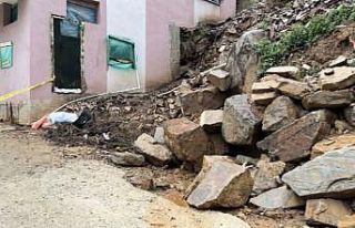 Osmaniye’de toprak kayması nedeniyle bir evde hasar...