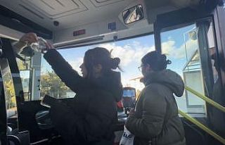 Otobüs şoförü iftara yetişemeyen yolculara yiyecek...