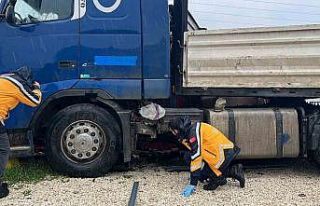 Otobüsle çarpışan tır, barakaya daldı: Ekipler...