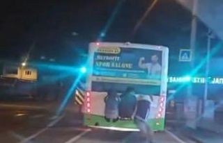 Otobüsün arkasına tutunan çocuklar yürekleri...