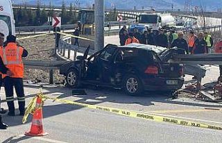 Otomobil bariyerlere ok gibi saplandı: Anne ve baba...