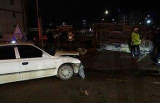 Otomobil ile çarpışan kamyonet devrildi: 1 yaralı