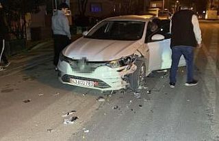 Otomobil ile motosiklet kafa kafaya çarpıştı:...