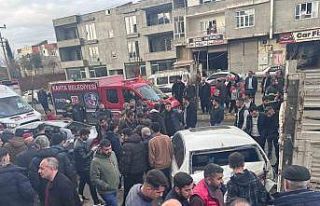 Otomobil park halindeki araçlara çarptı: 1’i...