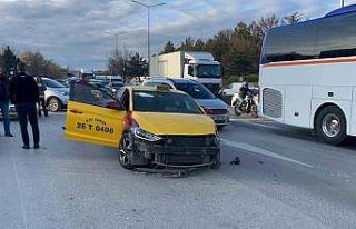 Otomobil ticari taksiye çarptı, 3 kişi yaralandı