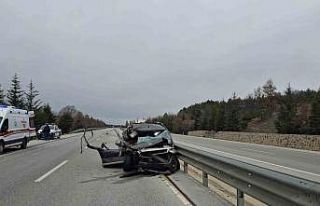 Otomobil tıra arkadan çarptı, 5 kişi yaralandı