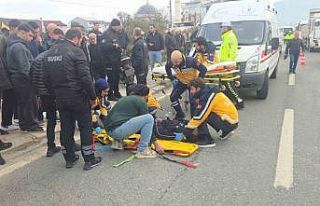 Otomobile çarpan motosiklet savruldu: 2 yaralı