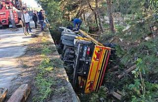 Otomobile çarpıp şarampole devrildi: 1 yaralı