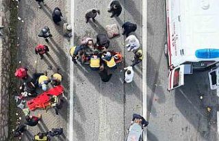 Otomobille çarpışan elektrikli bisiklet hurdaya...