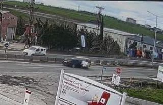 Otomobille çarpışan elektrikli bisiklet sürücüsü...