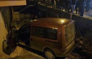 Otomobille çarpışan hafif ticari araç apartman...