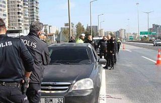 Otoyolda araç içinde sır ölüm: Başından tüfekle...
