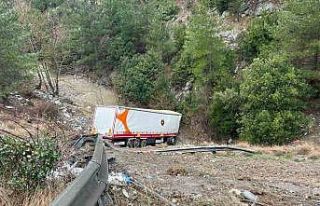 Otoyolda tır bariyerlere çarpıp şarampole yuvarlandı:...