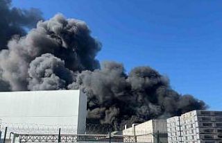 Oyuncak fabrikasında çıkan yangın korkuttu