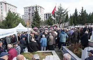 Ozan Arif, 7. ölüm yıl dönümünde mezarı başında...